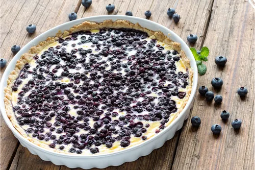 Kuchen de arándanos sobre una mesa y luz exterior